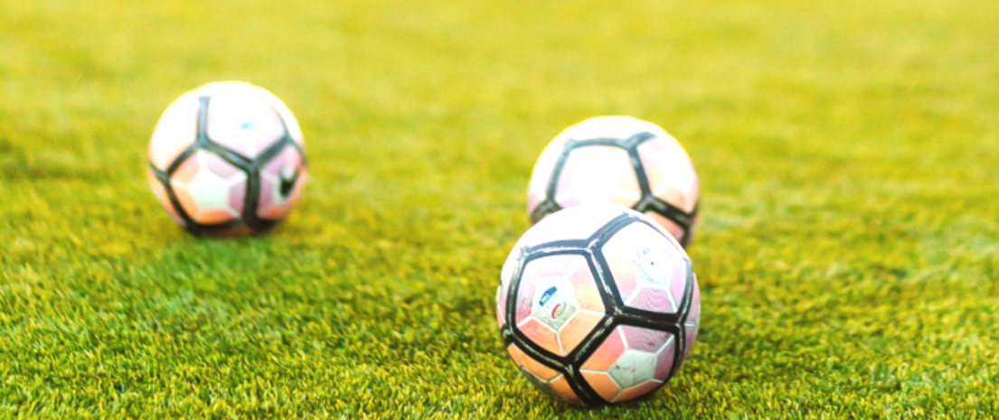 Balones de fútbol sobre el césped